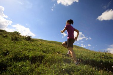 çayır üzerinde çalışan genç kadın