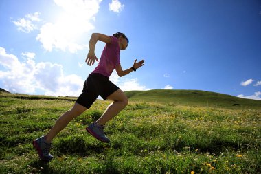 çayır üzerinde çalışan genç kadın