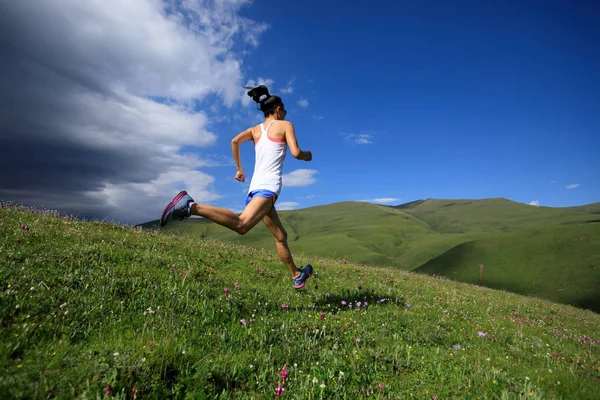 Fiatal nő fut a rét — Stock Fotó