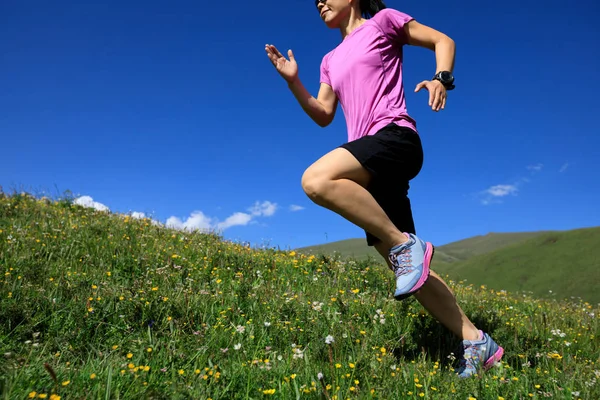 Giovane donna che corre sul prato — Foto Stock