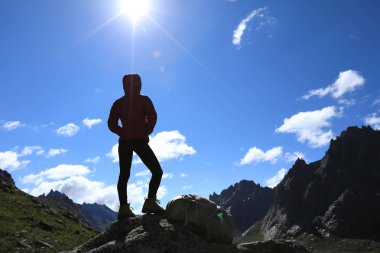 Dağ üzerinde duran kadın 