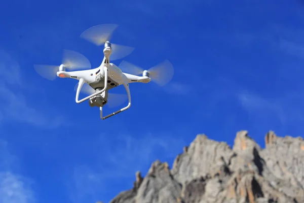 Летающий белый дрон — стоковое фото