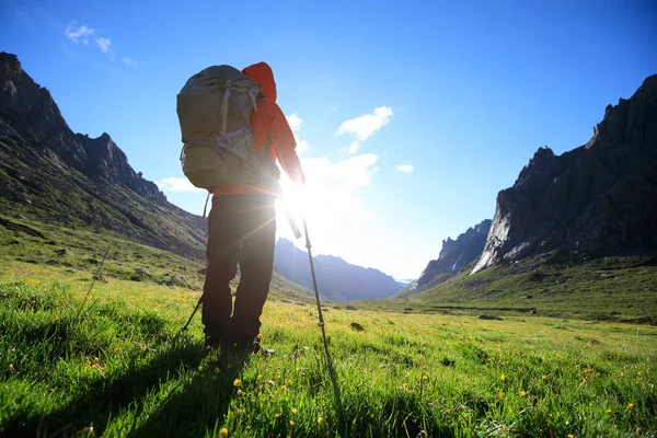 Dağlarda yürüyüş yapan genç bir kadın.  