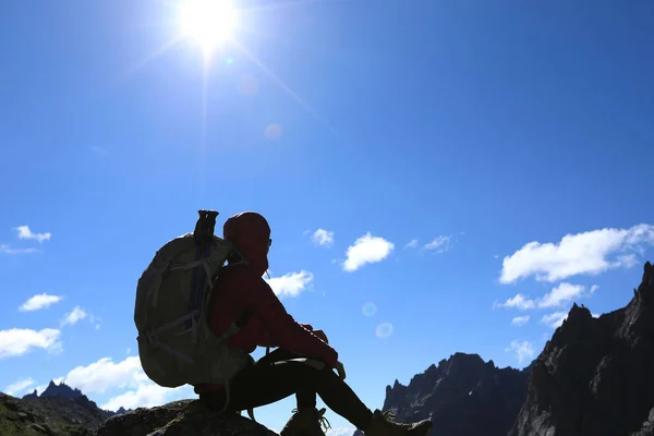 Young woman hiking in mountains — Stock Photo, Image