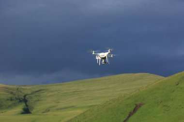 İHA gökyüzünde uçuyor