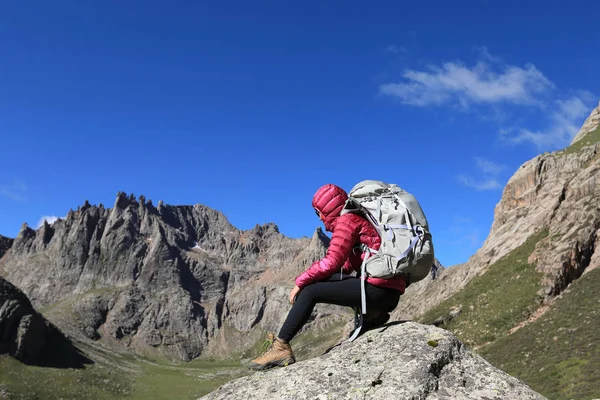 Young woman hiking in mountains — Stock Photo, Image