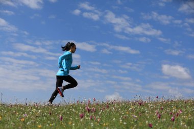 Çayırda koşan kadın