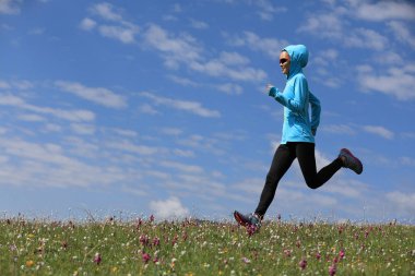 Çayırda koşan kadın