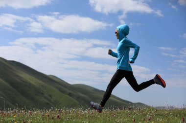 Çayırda koşan kadın