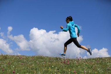 Çayırda koşan kadın