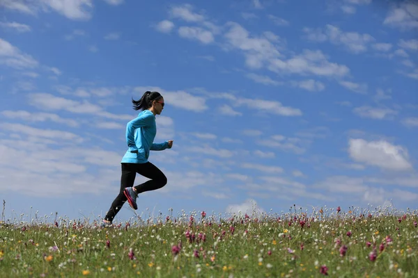 Çayırda koşan kadın