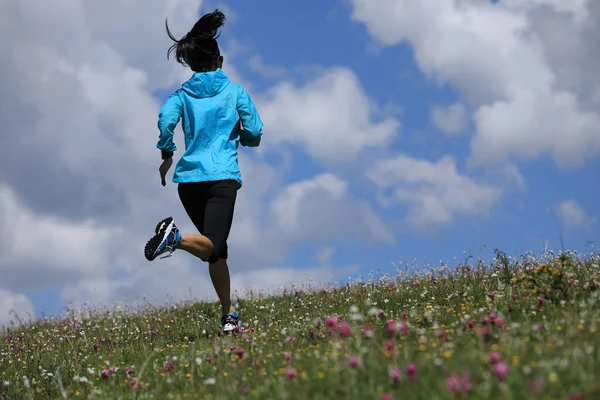 Mujer corriendo en el prado — Foto de Stock