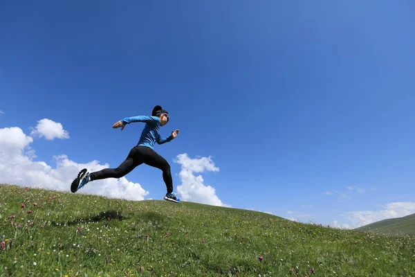Mujer joven corriendo y saltando — Foto de Stock
