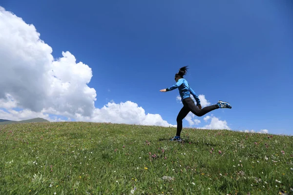 Νεαρή γυναίκα τρέξιμο και άλματα — Φωτογραφία Αρχείου