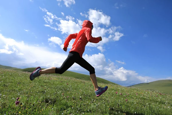 Mujer corriendo en el prado —  Fotos de Stock