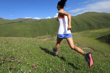 Çayırda koşan kadın