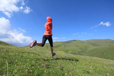 Çayırda koşan kadın
