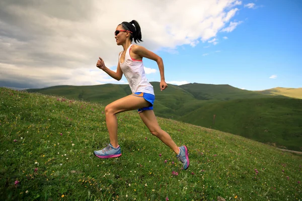 Çayırda koşan kadın