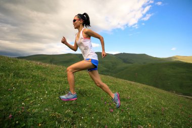 Çayırda koşan kadın