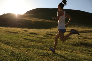 otlak iz üzerinde çalışan genç kadın 
