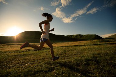 otlak iz üzerinde çalışan genç kadın 