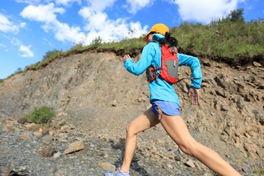 tepe üzerinde çalışan genç kadın