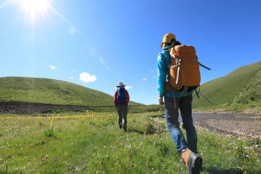 genç kadın dağlarda hiking