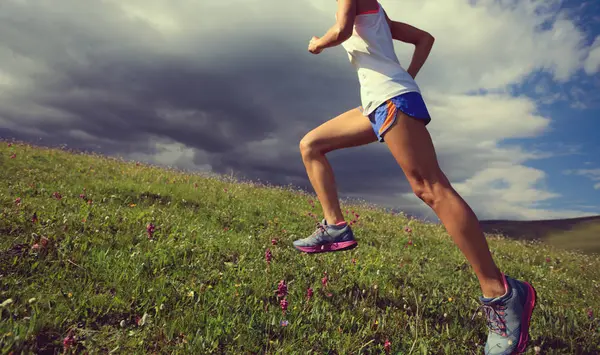 Mujer corriendo en el prado — Foto de Stock