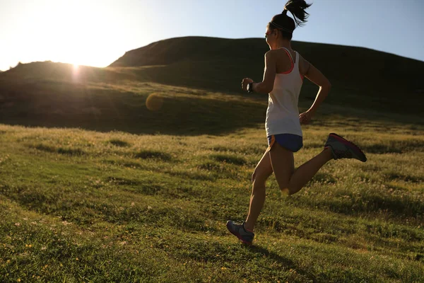 otlak iz üzerinde çalışan genç kadın 