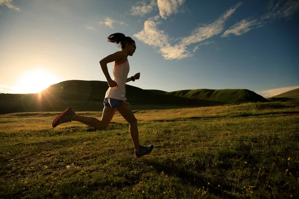 otlak iz üzerinde çalışan genç kadın 