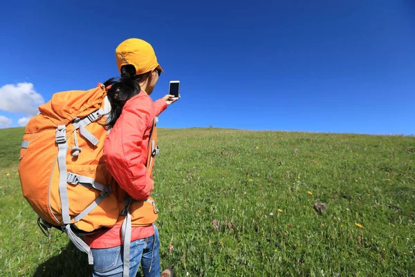 Genç kadın alarak fotoğraf ile smartphone