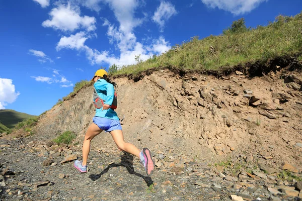 Молодая женщина бежит по холму — стоковое фото