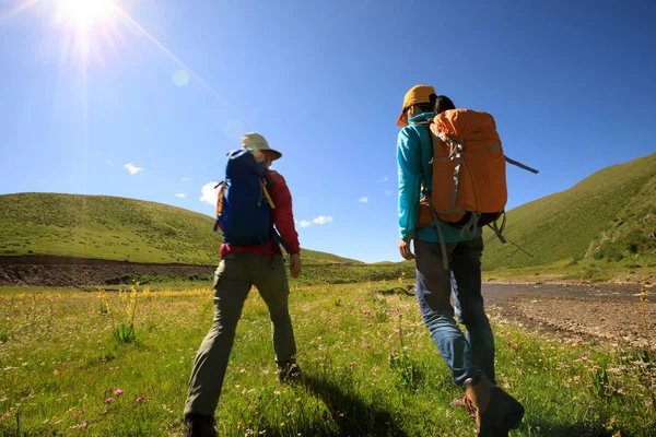 Mulheres jovens caminhadas nas montanhas — Fotografia de Stock