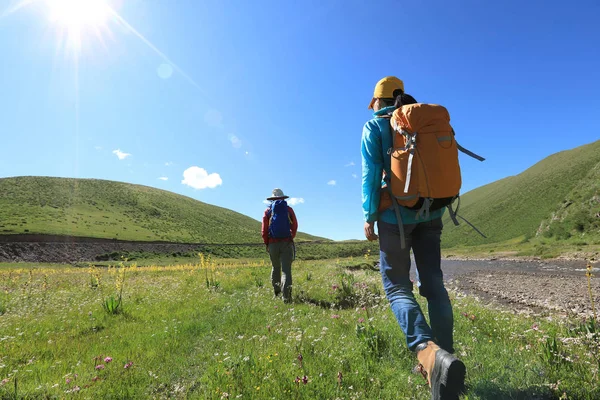 genç kadın dağlarda hiking
