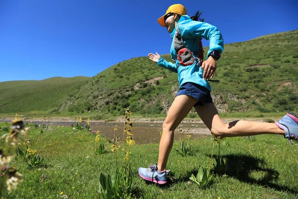 nehir kenarında iz çalışan kadın