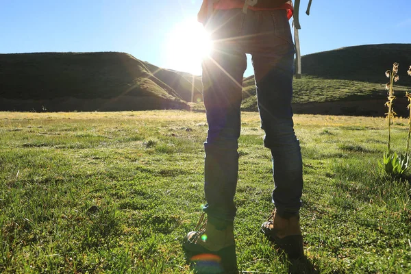 Mulher caminhadas nas montanhas — Fotografia de Stock