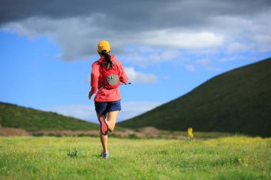 çalışan genç bir kadın