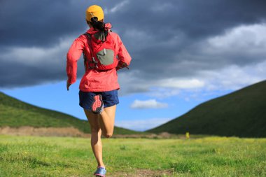 çalışan genç bir kadın