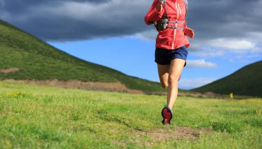 çalışan genç bir kadın