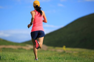 çalışan genç bir kadın