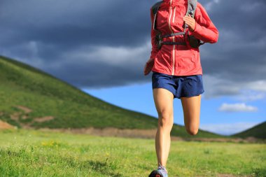 çalışan genç bir kadın