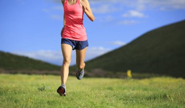 çalışan genç bir kadın