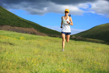 çayır üzerinde çalışan genç kadın