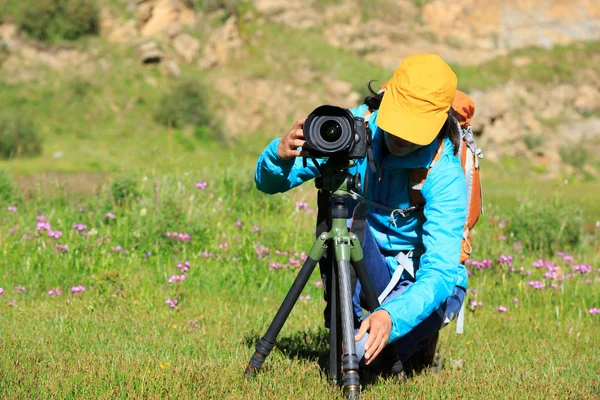 Fotógrafo ajuste trípode — Foto de Stock