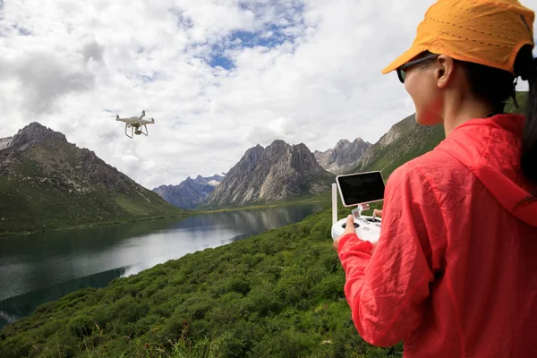 Mulher com drone voador — Fotografia de Stock