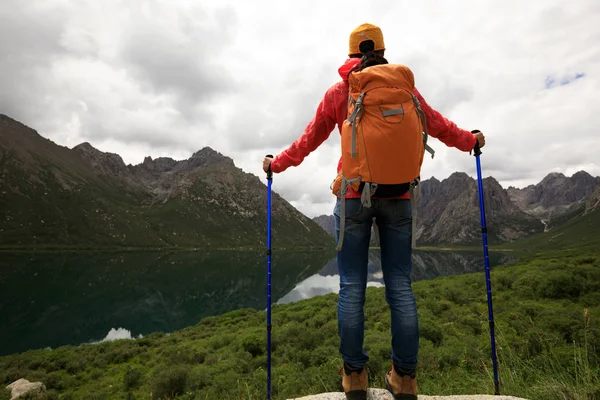 Dağlarda yürüyüş yapan genç bir kadın.