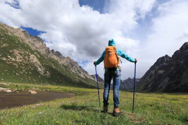 Dağlarda yürüyüş yapan bir kadın
