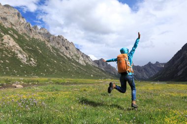 kadın dağ Vadisi üzerinde atlama