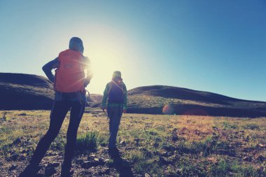 iki kadın dağlarda hiking