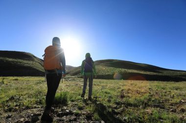 iki kadın dağlarda hiking